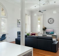 Spacious 2-bed 2-bath Home with Parking and Balcony - Accommodation BNB