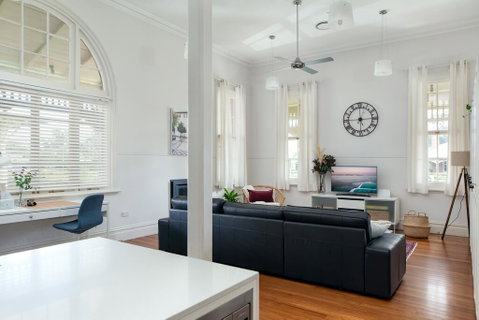Spacious 2-bed, 2-bath Home With Parking And Balcony - Accommodation BNB 0