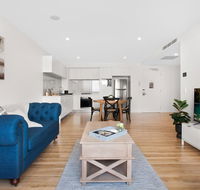 Spacious and Artfully Designed Apartment in Surfers - Accommodation BNB