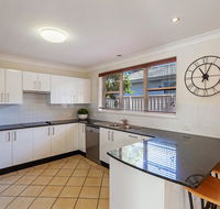 Spacious Modern  Walk to the Beach - Accommodation BNB