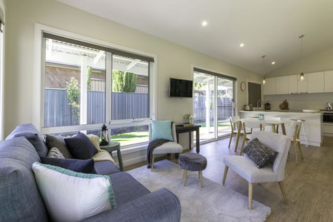 Spring Home - Our Place At Bright - Accommodation BNB 3