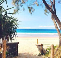 Steps from Mudjimba Beach 3 BR Apt Sunshine Coast with WIFIPoolParking - Accommodation BNB