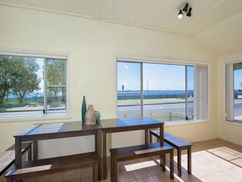 Stillwater', 25 Victoria Parade - Large Cottage Across From The Water Sleeping 13 - Accommodation BNB 1