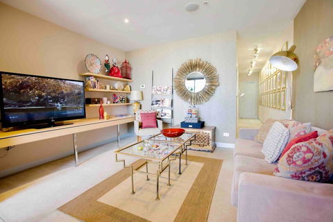 Stylish 1 Bedroom Apartment Amazing City Views - Accommodation BNB 2