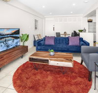 Stylish 2-Bed Apartment with Sweeping River Views - Accommodation BNB