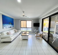 STYLISH RESIDENCE LARGE PRIVATE YARD - CLOSE TO DREAMWORLD - Accommodation BNB