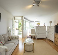 Sunlit studio in the trees walk to the beach - Accommodation BNB