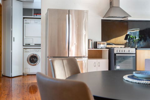 Sunlit Two-Bedroom Unit With Sprawling BBQ Deck - Accommodation BNB 3