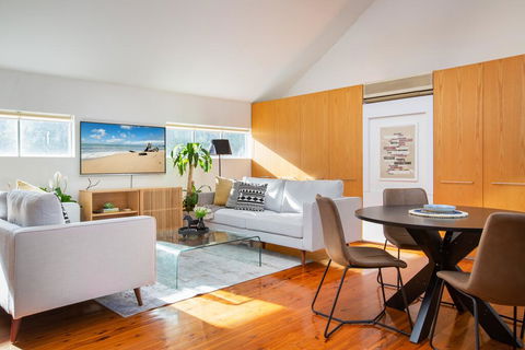 Sunlit Two-Bedroom Unit With Sprawling BBQ Deck - Accommodation BNB 1