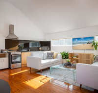 Sunlit Two-Bedroom Unit With Sprawling BBQ Deck - Accommodation BNB