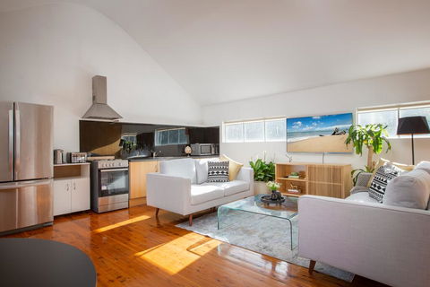 Sunlit Two-Bedroom Unit With Sprawling BBQ Deck - Accommodation BNB 0