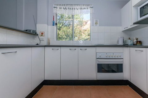 Sunset Towers, Unit 2/25 Donald Street - Accommodation BNB 3