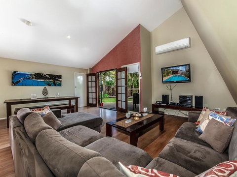 Surf Club House, Pet Friendly, Sunshine Coast, Holiday House, Marcoola - Accommodation BNB 2