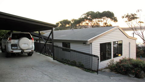 KINGFISHER COTTAGE Beachfront At The Binalong Bay - Accommodation BNB 21