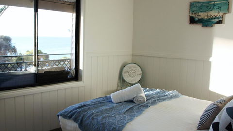 KINGFISHER COTTAGE Beachfront At The Binalong Bay - Accommodation BNB 11