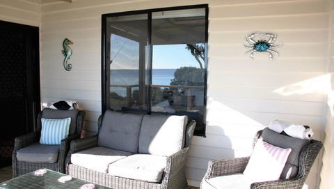 KINGFISHER COTTAGE Beachfront At The Binalong Bay - Accommodation BNB 7
