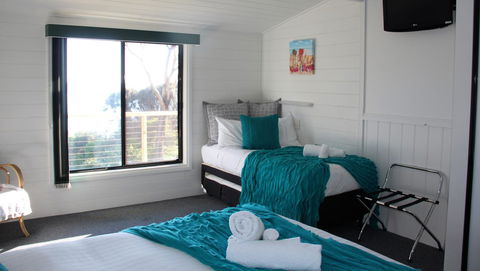 KINGFISHER COTTAGE Beachfront At The Binalong Bay - Accommodation BNB 5