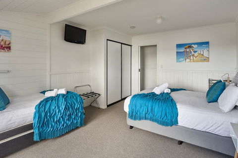 KINGFISHER COTTAGE Beachfront At The Binalong Bay - Accommodation BNB 3