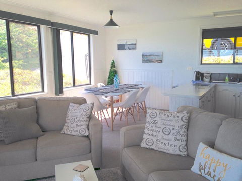 KINGFISHER COTTAGE Beachfront At The Binalong Bay - Accommodation BNB 24