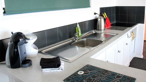 KINGFISHER COTTAGE Beachfront At The Binalong Bay - Accommodation BNB 18