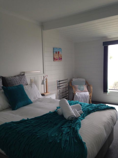 KINGFISHER COTTAGE Beachfront At The Binalong Bay - Accommodation BNB 23