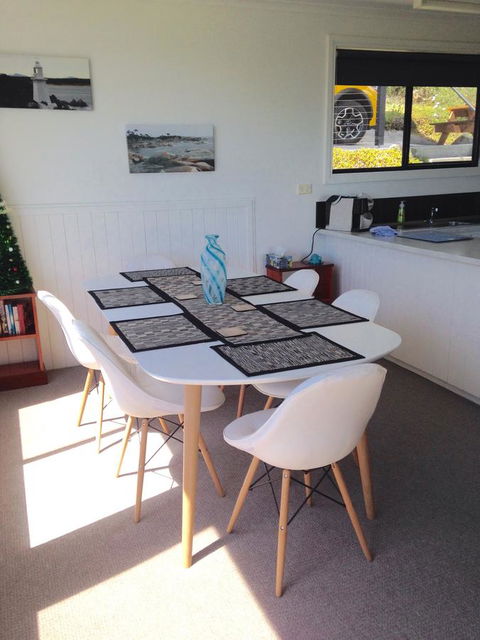 KINGFISHER COTTAGE Beachfront At The Binalong Bay - Accommodation BNB 14