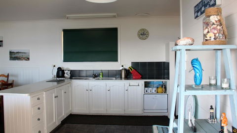 KINGFISHER COTTAGE Beachfront At The Binalong Bay - Accommodation BNB 20