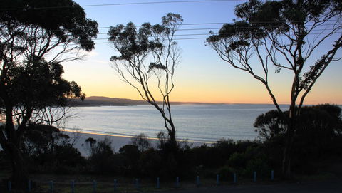 KINGFISHER COTTAGE Beachfront At The Binalong Bay - Accommodation BNB 19
