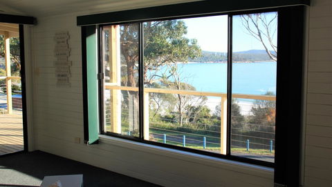 KINGFISHER COTTAGE Beachfront At The Binalong Bay - Accommodation BNB 13
