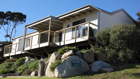 KINGFISHER COTTAGE Beachfront At The Binalong Bay - Accommodation BNB 0