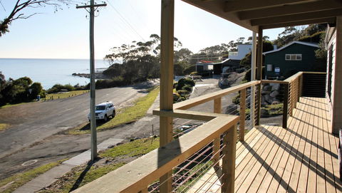 KINGFISHER COTTAGE Beachfront At The Binalong Bay - Accommodation BNB 9