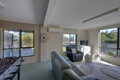 The Lookout ~ Large Family House With Views - Accommodation BNB 3