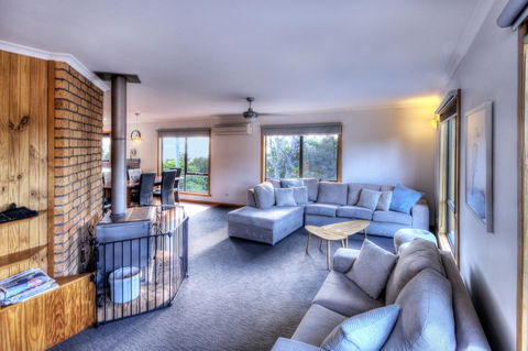 The Lookout ~ Large Family House With Views - Accommodation BNB 12
