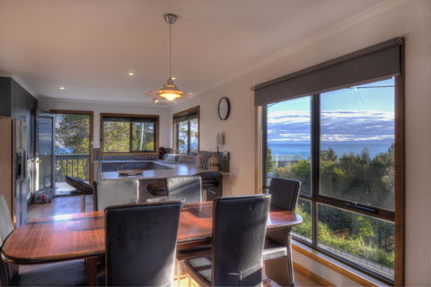 The Lookout ~ Large Family House With Views - Accommodation BNB 6