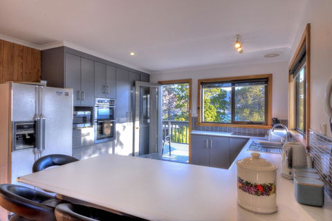 The Lookout ~ Large Family House With Views - Accommodation BNB 10