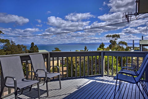 The Lookout ~ Large Family House With Views - Accommodation BNB 0