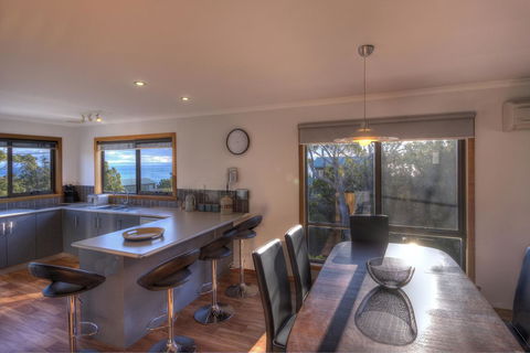 The Lookout ~ Large Family House With Views - Accommodation BNB 14
