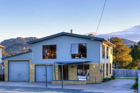 The Lookout ~ Large Family House With Views - Accommodation BNB 15