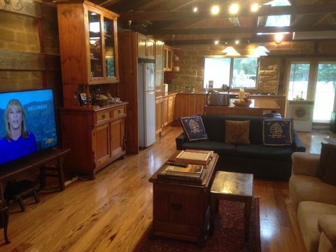 Mud Hollow Barn - Accommodation BNB 13
