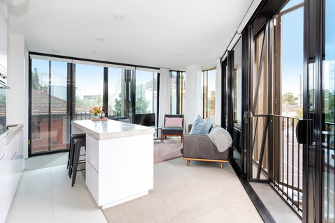 Modern Apartment In The Heart Of St Kilda - Accommodation BNB 4