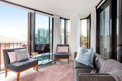 Modern Apartment In The Heart Of St Kilda - Accommodation BNB 3