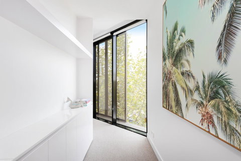 Modern Apartment In The Heart Of St Kilda - Accommodation BNB 1