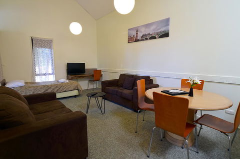 Executive Hideaway - Accommodation BNB 12