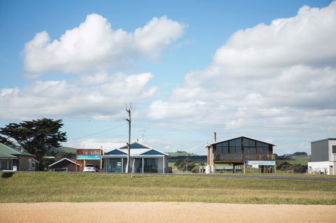 Stunning Waterfront Only 10 Minutes To Phillip Island - FREE EV UNIT 7kW For Electric Cars - Pet Friendly, Fireplace FREE WIFI Wine & Chocolates - Accommodation BNB 26