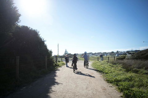 Stunning Waterfront Only 10 Minutes To Phillip Island - FREE EV UNIT 7kW For Electric Cars - Pet Friendly, Fireplace FREE WIFI Wine & Chocolates - Accommodation BNB 6