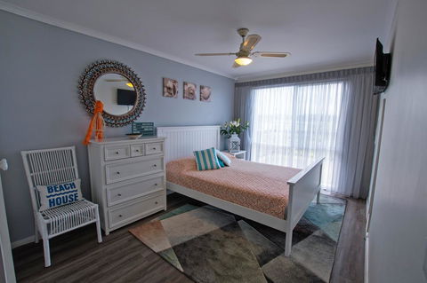 Stunning Waterfront Only 10 Minutes To Phillip Island - FREE EV UNIT 7kW For Electric Cars - Pet Friendly, Fireplace FREE WIFI Wine & Chocolates - Accommodation BNB 2