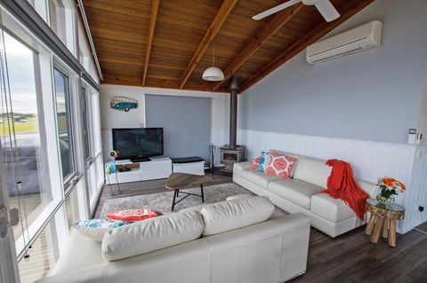 Stunning Waterfront Only 10 Minutes To Phillip Island - FREE EV UNIT 7kW For Electric Cars - Pet Friendly, Fireplace FREE WIFI Wine & Chocolates - Accommodation BNB 1