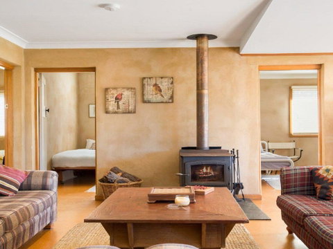 The Farmhouse - Grape Vines And Rolling Green Hills - Accommodation BNB 2