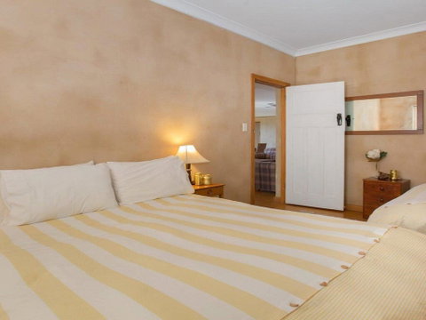 The Farmhouse - Grape Vines And Rolling Green Hills - Accommodation BNB 1