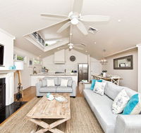 The Hamptons Beach House on Dutchies - Accommodation BNB